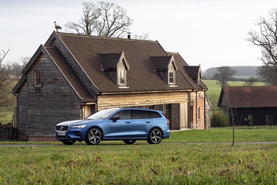  Volvo V60 D4 R-Design 2018 года  (UK) (фото 7 из 10)